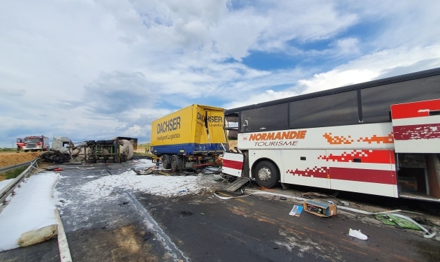 ДТП у Польщі: зіткнувся тернопільський автобус із двома вантажівками