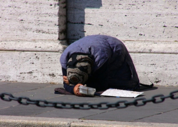 “Дохід за день від трьох до шести тисяч гривень: на Тернопільщині викрили групу, яка вербувала жебраків для праці