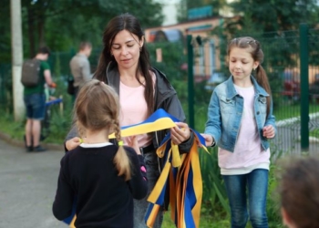 У Тернополі прибрали калинову алею та прикрасили кущі патріотичними стрічками (Фоторепортаж)