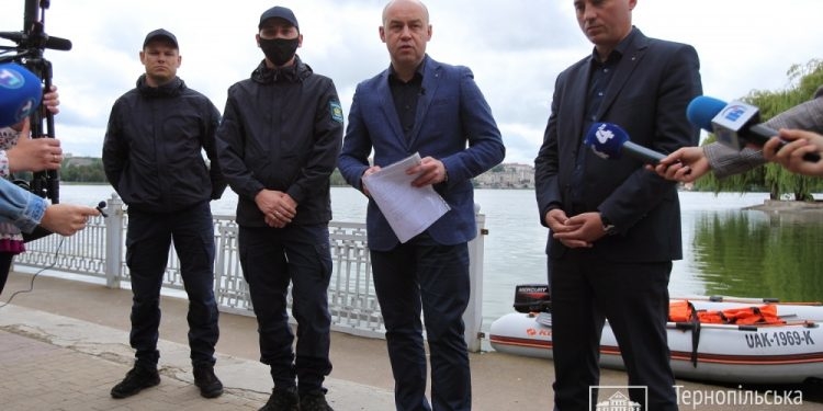 У Тернополі акваторію ставу цілодобово обстежуватимуть муніципали на човні