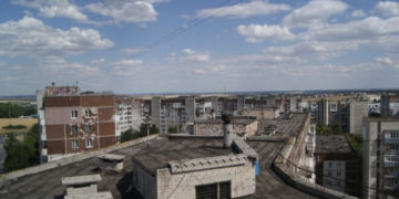 Додумався: у Тернополі чоловік вирощував коноплю на даху багатоповерхівки