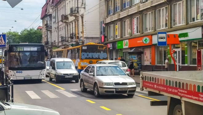 У центрі Тернополя нова дорожня розмітка