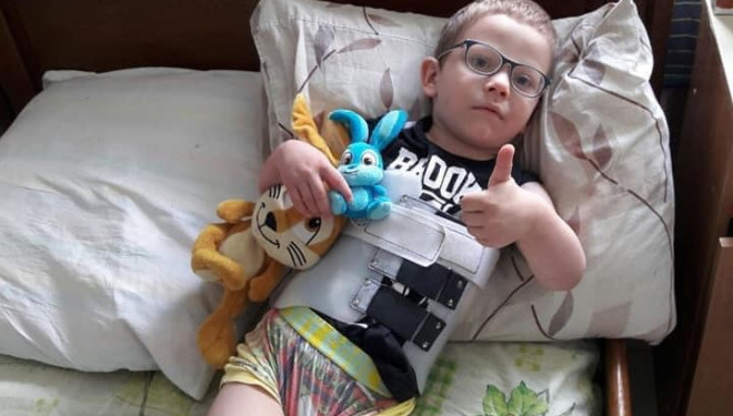 Через сильні болі у ногах дитина вставати не може: тернополян просять допомоги