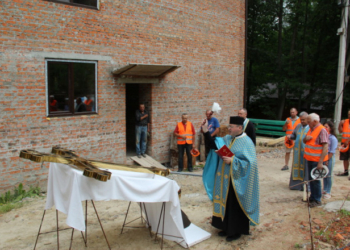 На Тернопільщині освятили хрест майбутньої Каталицької академії