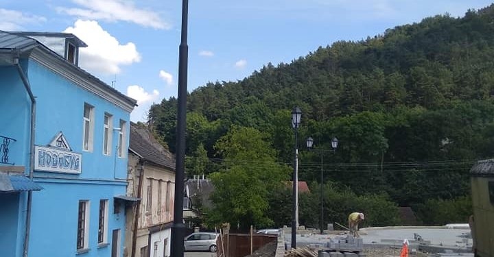 Жителі містечка на Тернопільщині розкритикували дизайн нового вуличного освітлення
