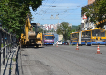 У центрі Тернополя триває ремонт дороги