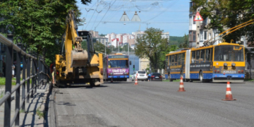 У центрі Тернополя триває ремонт дороги