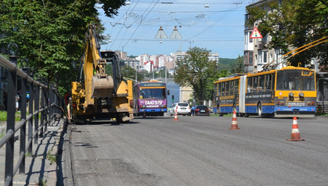 У центрі Тернополя триває ремонт дороги
