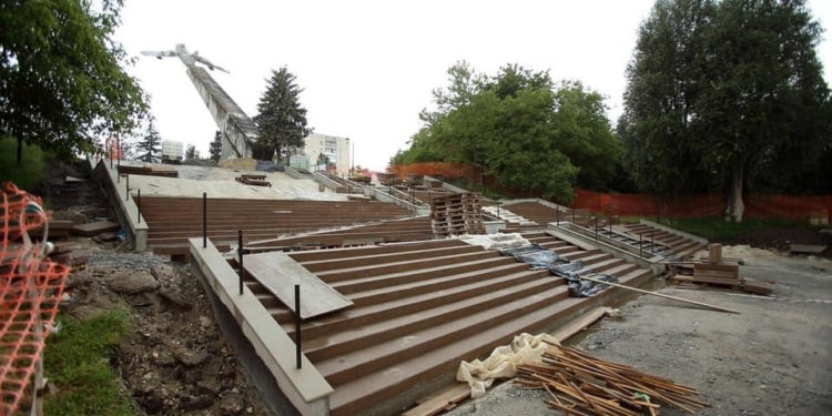 У Тернопільському парку завершують ремонт сходів