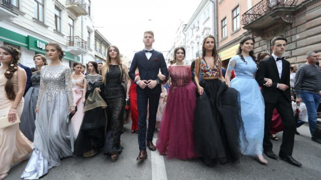 За яких умов у Тернополі пройде урочиста хода для випускників?