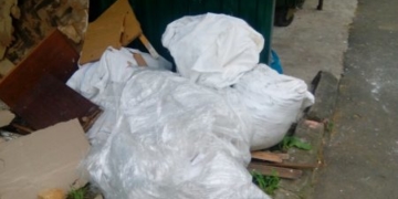 У Тернополі мешканці багатоповерхівки перетворили двір на сміттєзвалище