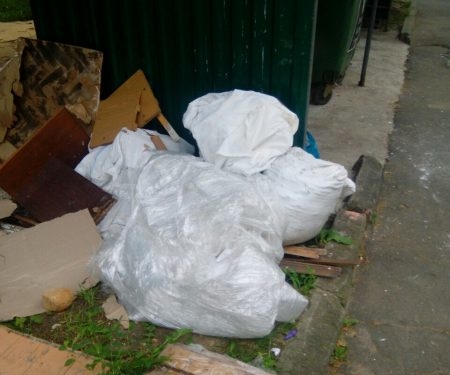 У Тернополі мешканці багатоповерхівки перетворили двір на сміттєзвалище