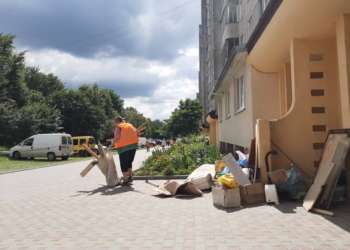 Чисті під’їзди: у Тернополі комунальники розпочали прибирання сушарок