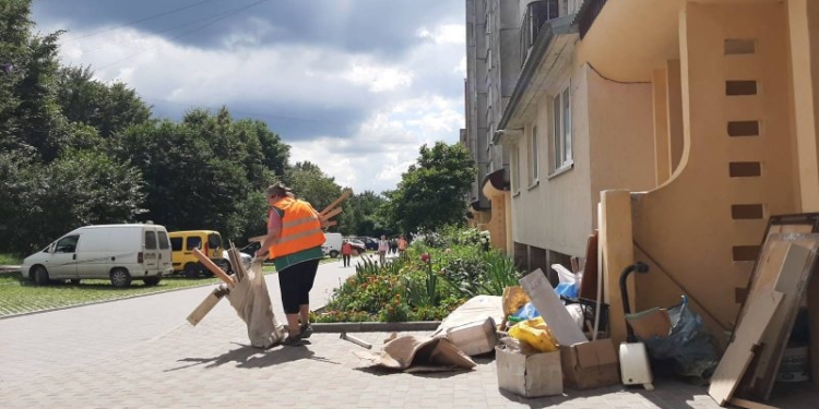 Чисті під’їзди: у Тернополі комунальники розпочали прибирання сушарок