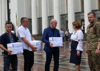 Мер-свободівець Сергій Надал передав у Верховну Раду десятки тисяч підписів тернополян на захист української мови (Фото)