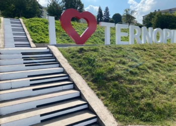 У Тернополі з’явилися піанінові сходи