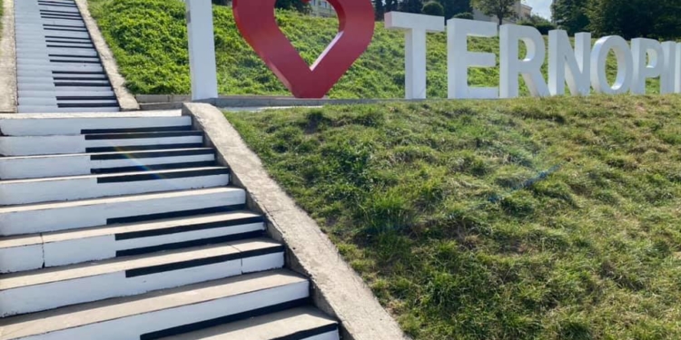 У Тернополі з’явилися піанінові сходи