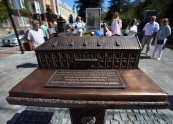 Бронзову модель ратуші та будівлі пошти презентували у Тернополі