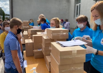 Тернопільські школярі отримали 200 пакунків зі шкільним приладдям