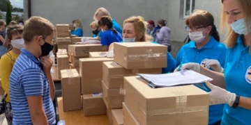 Тернопільські школярі отримали 200 пакунків зі шкільним приладдям
