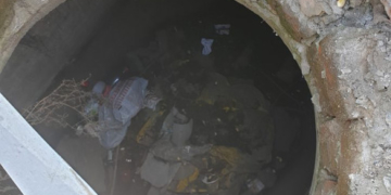 У Тернополі неповнолітня дитина провалилася у каналізаційну яму