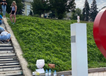 В Тернополі оновлюють сходи у вигляді клавіш фортепіано