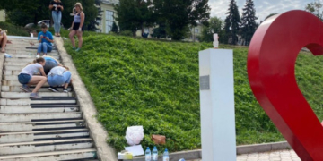 В Тернополі оновлюють сходи у вигляді клавіш фортепіано