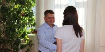 «Ви щохвилини рятуєте людські життя»: Віктор Овчарук відзначив медичних працівників Чортківщини