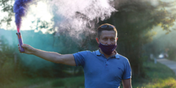 Димові шашки та десятки обурених людей: у Тернополі активісти «Варти» організували акцію проти котелень на торфі (Фото, відео)