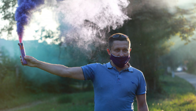 Димові шашки та десятки обурених людей: у Тернополі активісти «Варти» організували акцію проти котелень на торфі (Фото, відео)