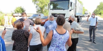 На Тернопільщині люди перекрили дорогу регіонального значення