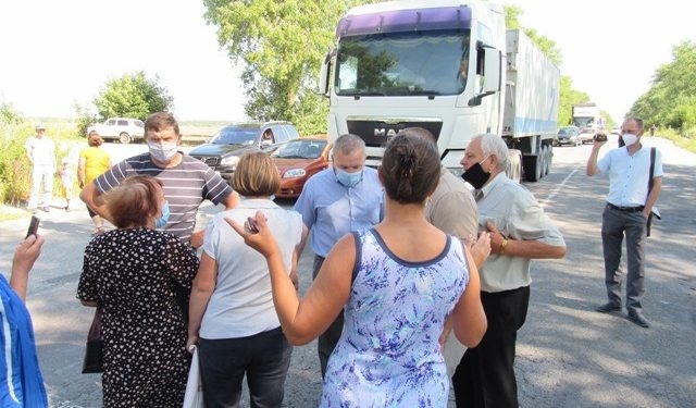 На Тернопільщині люди перекрили дорогу регіонального значення