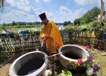 На Володимира у Мировому відслужили літургію й освятили воду