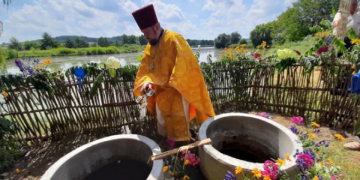 На Володимира у Мировому відслужили літургію й освятили воду
