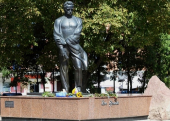 Свято під час пандемії: у Тернополі лише покладуть квіти до пам’ятника Каменяру