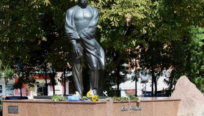 Свято під час пандемії: у Тернополі лише покладуть квіти до пам’ятника Каменяру