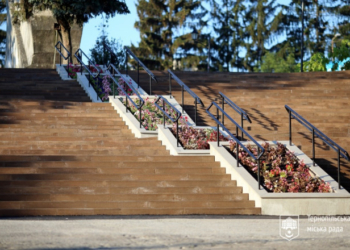 Благоустрій міста: Тернопільський парк має оновлені сходи з пандусом