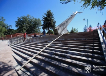 У Тернополі ще у одному парку завершують облаштовувати пандус та сходи
