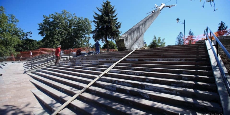 У Тернополі ще у одному парку завершують облаштовувати пандус та сходи