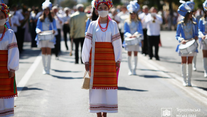 У Тернополі відбувся парад випускників 2020 року