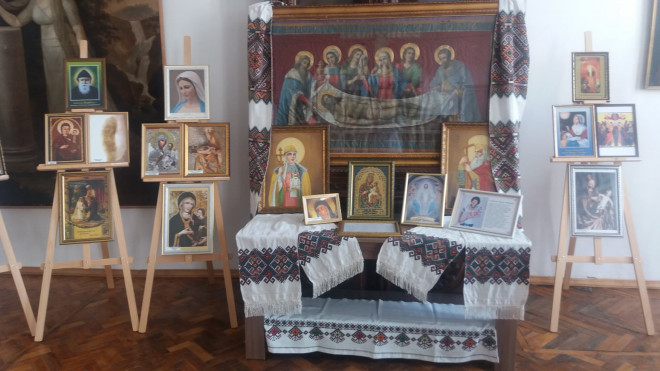 Тернополянка зібрала колекцію копій чудотворних ікон України та світу