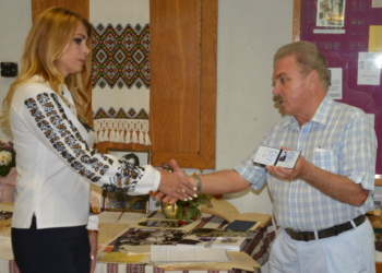 Барна вручив доньці поета посвідчення Спілки слов’янських письменників України