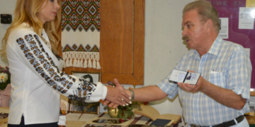 Барна вручив доньці поета посвідчення Спілки слов’янських письменників України