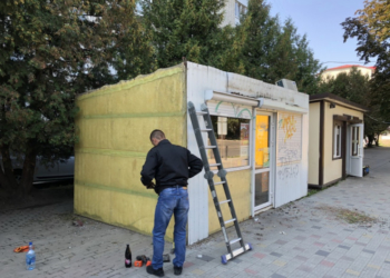 Для чого у Тернополі розпочали розрізати кіоски?