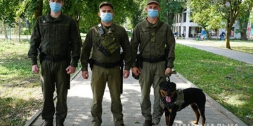 Правоохоронці затримали чоловіка зі зброєю та наркотиками у тернопільському парк (Відео)