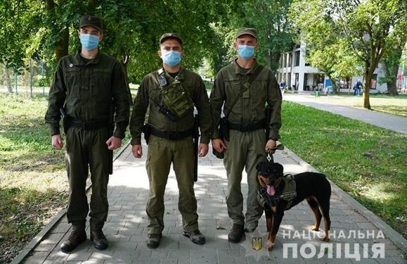 Правоохоронці затримали чоловіка зі зброєю та наркотиками у тернопільському парк (Відео)