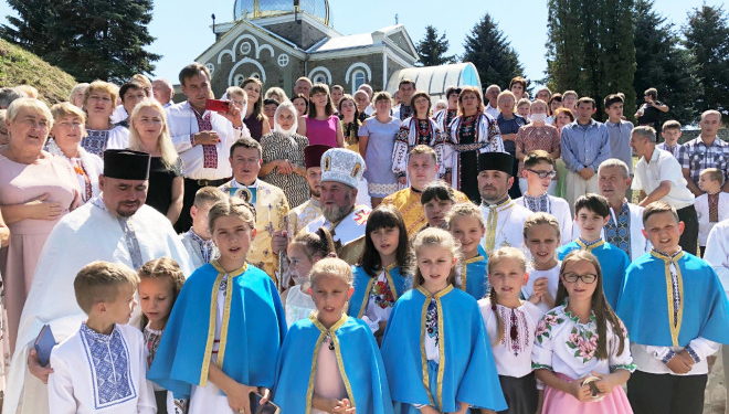 На Тернопільщині священника нагородили хрестом із прикрасами