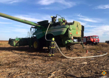 На Тернопільщині серед поля загорівся комбайн: небезпечна професія