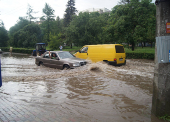 Вода, яка наробила лиха: за одну ніч у Тернополі було здійснено більше 20 ДТП