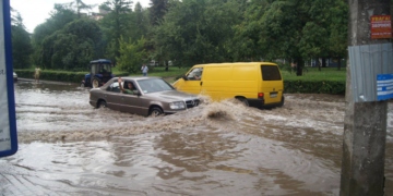 Вода, яка наробила лиха: за одну ніч у Тернополі було здійснено більше 20 ДТП